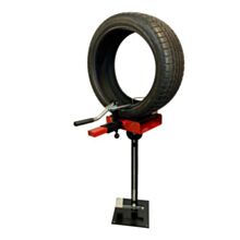 Rozwieracz do opon osobowych na podstawie, pochylny