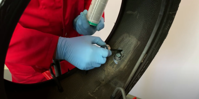 Naprawa opony motocyklowej kołkiem typu grzybek, krok po kroku!