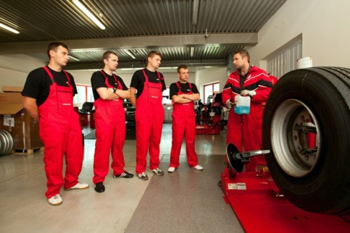 Prawidłowy montaż ciężarka klejonego krok po kroku